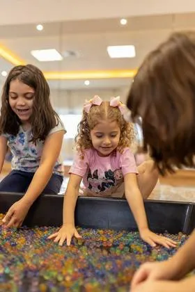Estrutura de brinquedos e estímulos da Baby Gym Sobral