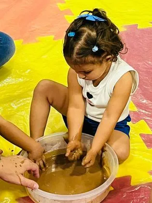 Atividade de desenvolvimento infantil na Baby Gym Sobral